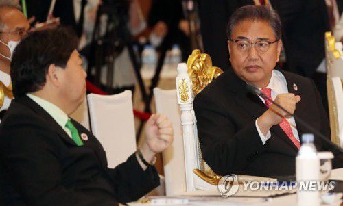 박진 장관-하야시 외무상, '무슨 얘기?'(프놈펜=연합뉴스) 류영석 기자 = 박진 외교부 장관과 하야시 요시마사 일본 외무상이 4일 캄보디아 프놈펜 소카호텔에서 열린 아세안+3(한중일) 외교장관회의에 참석해 이야기를 나누고 있다. 2022.8.4 ondol@yna.co.kr