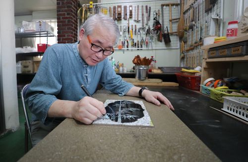 옻칠 작업하는 김성호 칠장[촬영 천경환 기자]