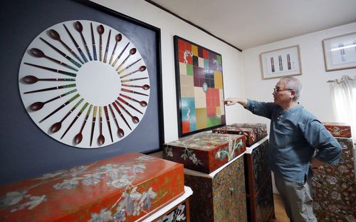 옻칠 공예품 소개하는 김성호 칠장[촬영 천경환 기자]