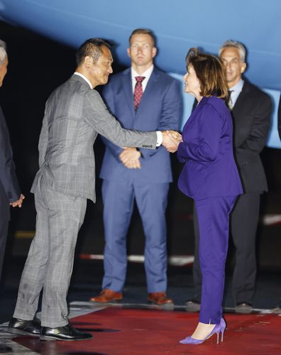 일본 외무 부대신 영접받는 펠로시(도쿄 교도=연합뉴스) 낸시 펠로시 미국 하원의장이 4일 오후 일본 도쿄도 소재 미군 요코타 기지에 전용기로 도착한 직후 4선 중의원 의원인 오다와라 기요시 외무부(副)대신과 악수하고 있다.