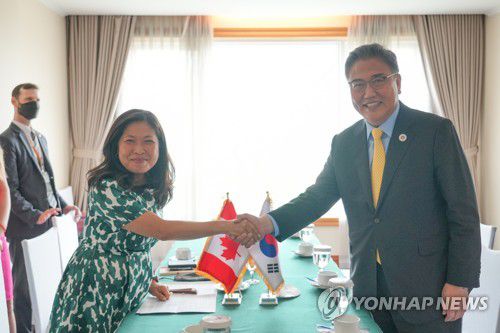 캐나다와 양자 회담 갖는 박진 장관(프놈펜=연합뉴스) 박진 외교부 장관과 메리 응 캐나다 통상장관이 5일 캄보디아 프놈펜 소카호텔에서 열린 양자 회담에서 만나 인사하고 있다. 2022.8.5 [외교부 제공. 재판매 및 DB 금지] photo@yna.co.kr