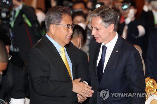 토니 블링컨 미국 국무장관과 인사하는 박진 장관(프놈펜=연합뉴스) 류영석 기자 = 박진 외교부 장관과 토니 블링컨 미국 국무장관이 5일 캄보디아 프놈펜 소카호텔에서 열린 동아시아정상회의(EAS) 외교장관 회의에서 대화하고 있다. 2022.8.5 ondol@yna.co.kr