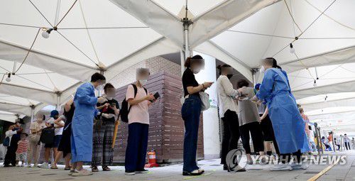 코로나19 검사 대기 [연합뉴스 자료사진]