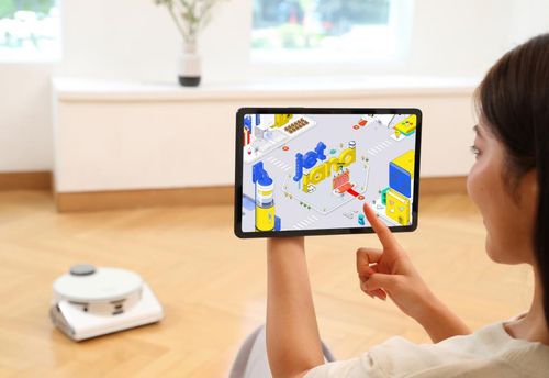 삼성전자가 청소기 브랜드의 가상 체험공간 '제트랜드'와 삼성닷컴을 연계해 로봇청소기 신제품 '비스포크 제트 봇 AI SE'를 할인된 가격에 구매할 수 있는 '제트랜드 데이' 이벤트를 8일부터 진행한다. 삼성전자 모델이 '제트랜드'와 '비스포크 제트 봇 AI SE'를 소개하고 있는 모습. [삼성전자 제공. 재판매 및 DB 금지]