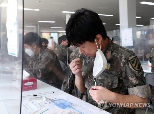 신속 항원 검사하는 예비군  [연합뉴스 자료사진] yangdoo@yna.co.kr