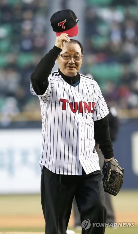 2017년 잠실구장에서 시구한 이광환 전 감독[연합뉴스 자료사진]