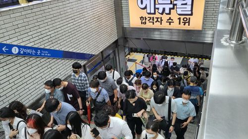 신도림역 이용하는 승객들[촬영 설하은]