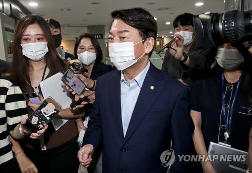 연금개혁 토론회 참석하는 안철수(서울=연합뉴스) 이정훈 기자 = 국민의힘 안철수 의원이 9일 오전 국회에서 열린 위기를 넘어 미래로, 민·당·정 토론회 '청년세대를 위한 연금개혁 방향'에 참석하고 있다. 2022.8.9 [국회사진기자단] uwg806@yna.co.kr