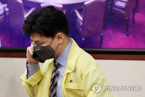 통화하는 한동훈 법무부 장관(서울=연합뉴스) 안정원 기자 = 한동훈 법무부 장관이 9일 오전 서울 광화문 정부서울청사에서 열린 국무회의 참석, 회의 시작 전 통화하고 있다. 2022.8.9 [대통령실통신사진기자단] jeong@yna.co.kr