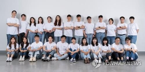 IT 소셜 스타트업 '소리를보는통로' 팀원들. 앞줄 가운데가 윤지현 대표. [제공 사진]