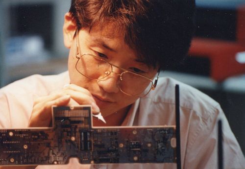 우리별 1호 연구에 몰입하는 연구원[KAIST 인공위성연구소 제공. 재판매 및 DB 금지]