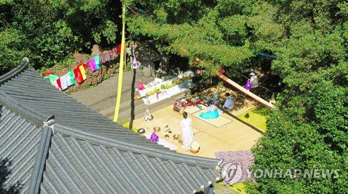 제주 송당 마불림제(제주=연합뉴스) 박지호 기자 = 10일 오전 제주시 구좌읍 송당본향당에서 송당 마불림제가 봉행되고 있다. 2022.8.10 jihopark@yna.co.kr