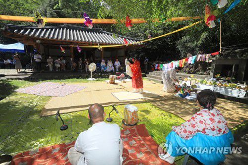 제주 송당 마불림제(제주=연합뉴스) 박지호 기자 = 10일 오전 제주시 구좌읍 송당본향당에서 송당 마불림제가 봉행되고 있다. 2022.8.10 jihopark@yna.co.kr