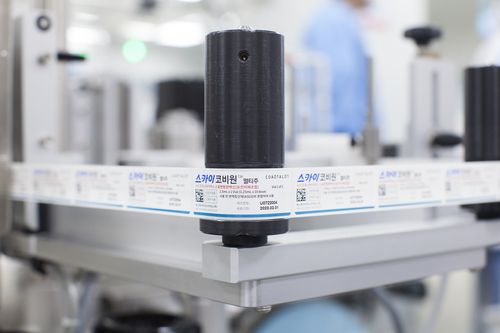 국산 1호 코로나19 백신 스카이코비원 라벨(서울=연합뉴스) 10일 경북 안동 SK바이오사이언스 L하우스에서 국산 1호 코로나19 백신 스카이코비원의 라벨이 공정을 거치고 있다. 2022.8.10 [SK바이오사이언스 제공. 재판매 및 DB 금지]