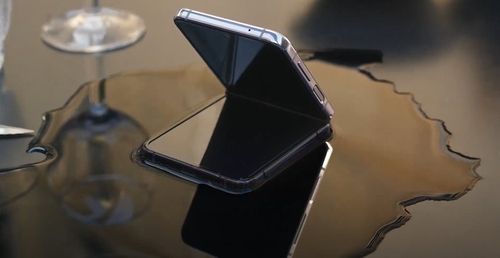 '>' 기호처럼 보이는 갤럭시 플립 폰[삼성전자 언팩 영상 캡처. 재판매 및 DB 금지]