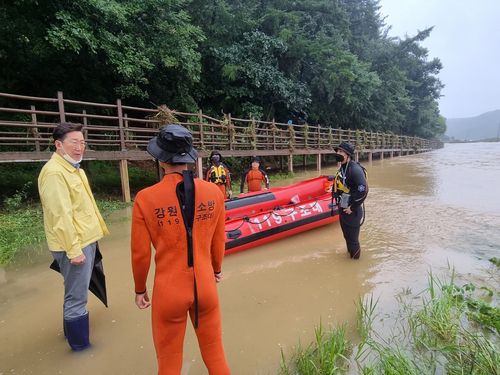 실종 노부부 수색 현장 찾은 원강수 원주시장 [원주시 제공.재판매 및 DB 금지]