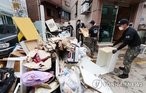수해 복구 작업 지원 나선 수방사 장병들(서울=연합뉴스) 김인철 기자 = 10일 오후 서울 관악구 신사동 일대에서 수도방위사령부 장병들이 침수가구 집기류 정리 및 폐기물 등을 처리하고 있다. 2022.8.10 yatoya@yna.co.kr