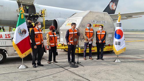 한국, 멕시코에 소아용 백신 80만 회분 공여(멕시코시티=연합뉴스) 한국 정부가 멕시코에 공여한 소아용 코로나19 백신 80만 회분이 지난 10일(현지시간) 멕시코시티 공항에 도착한 가운데 서정인 주멕시코 대사(오른쪽 세 번째)가 기부 의의를 밝히고 있다. 2022.8.11 [주멕시코 한국대사관 제공. 재판매 및 DB 금지] photo@yna.co.kr