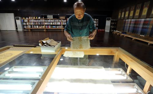 배첩 작업을 하는 홍종진 배첩장[촬영 천경환 기자]