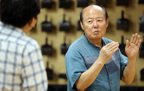 기자와 이야기를 나누는 홍종진 배첩장[촬영 천경환 기자]