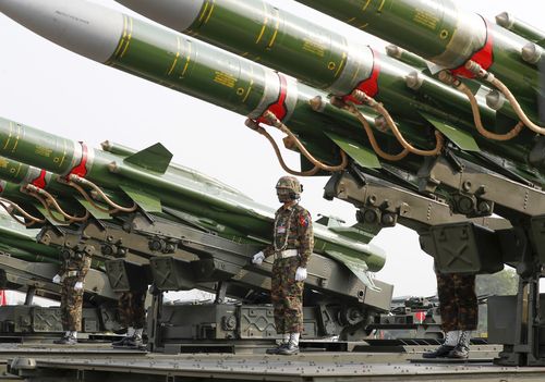 '군인의 날'에 무기를 과시하며 퍼레이드를 벌이는 미얀마 군부. 2022.3.27.[SNS 캡처. 재판매 및 DB 금지]