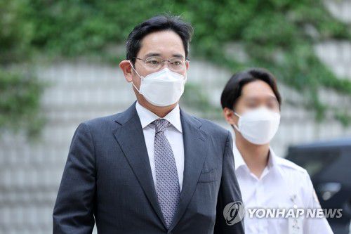 이재용 부회장, 속행공판 출석(서울=연합뉴스) 홍해인 기자 = 회계 부정과 부당 합병 등의 혐의로 재판에 넘겨진 이재용 삼성전자 부회장이 12일 서초구 서울중앙지방법원에서 열린 1심 속행공판에 출석하고 있다. 2022.8.12 hihong@yna.co.kr