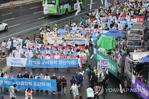 용산 대통령 집무실 향해 행진(서울=연합뉴스) 김주성 기자 = 13일 오후 서울 중구 숭례문 인근 세종대로에서 열린 8·15 전국노동자대회 및 자주평화통일대회에서 참가자들이 집회를 마친 뒤 용산 대통령집무실을 향해 행진하고 있다. 2022.8.13 utzza@yna.co.kr