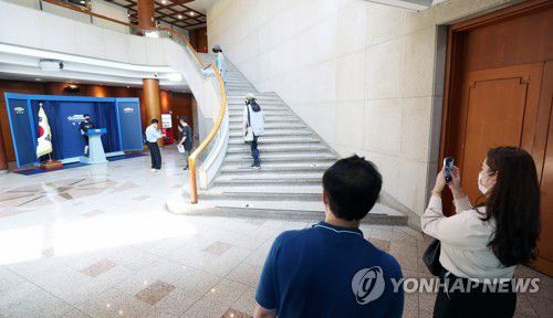 장애예술인 미술 특별 전시 현장점검(서울=연합뉴스) 28일 오전 청와대 춘추관에서 배은주 장애인문화예술축제 조직위원장과 문화체육관광부 관계자들이 장애예술인 미술 특별 전시 준비를 위한 현장점검을 하고 있다. 2022.7.28 [문화체육관광부 제공. 재판매 및 DB 금지] photo@yna.co.kr