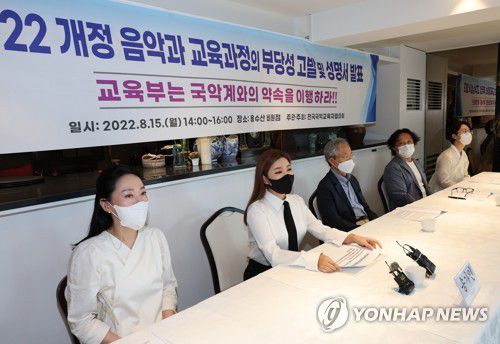 개정 음악과 교육과정의 부당성 고발 및 성명서 발표 기자회견(서울=연합뉴스) 박동주 기자 = 15일 오후 서울 용수산 비원점에서 전국국악교육자협의회 주최로 열린 '2022 개정 음악과 교육과정의 부당성 고발 및 약속 이행 촉구 성명서 발표 기자회견'에서 가수 송가인이 의견을 말하고 있다. 2022.8.15 pdj6635@yna.co.kr