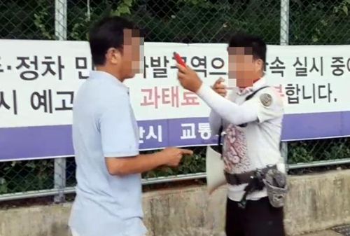16일 오전 욕설·소란을 피우며 커터칼로 위협하는 A 씨(오른쪽)[독자 제공]