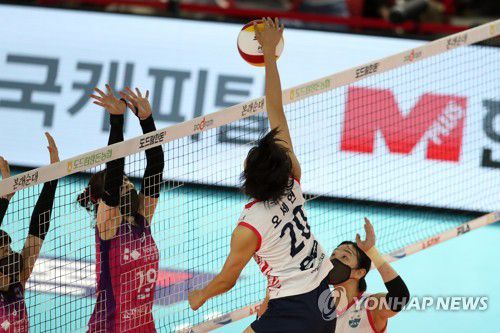 공격하는 오세연(순천=연합뉴스) 정회성 기자 = 17일 전남 순천시 팔마체육관에서 열린 2022 순천·도드람컵 프로배구대회 여자부 조별예선 흥국생명과 GS칼텍스의 경기. 2세트 GS칼텍스 오세연이 공격하고 있다. 2022.8.17 hs@yna.co.kr