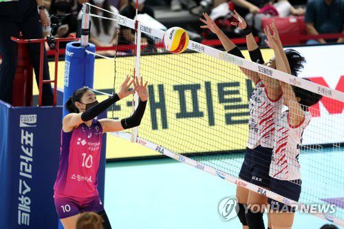 강약 조절하는 김연경(순천=연합뉴스) 정회성 기자 = 17일 전남 순천시 팔마체육관에서 열린 2022 순천·도드람컵 프로배구대회 여자부 조별예선 흥국생명과 GS칼텍스의 경기. 2세트 흥국생명 김연경이 상대 진영으로 가볍게 공을 넘기고 있다. 2022.8.17 hs@yna.co.kr