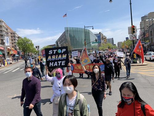 '스톱 아시안 헤이트' 집회에 나간 린다 이 뉴욕 시의원(오른쪽 두 번째)[린디 이 제공]
