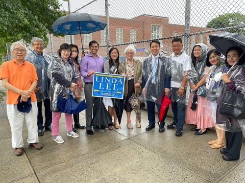 린다 이 뉴욕 시의원(가운데)의 선거운동 당시 주민들과 함께 기념 촬영 장면[린다 이 제공]