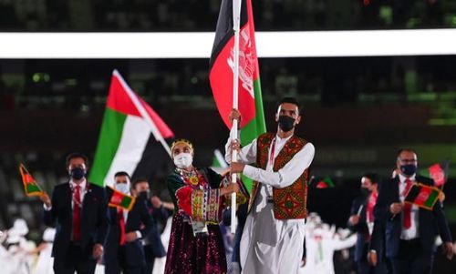 아프간 국기를 들고 입장하는 키미아 유소피(왼쪽)2021년 7월 23일 일본 도쿄 올림픽 스타디움에서 열린 2020 도쿄 올림픽 개막식에서 키미아 유소피(왼쪽)가 아프간 국기를 들고 입장하고 있다. [IOC 홈페이지 캡처. 재판매 및 DB 금지]