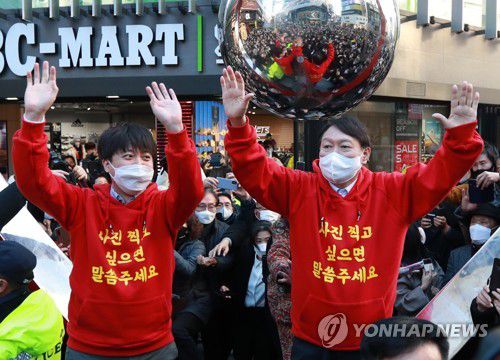 원팀 강조하는 윤석열·이준석(부산=연합뉴스) 손형주 기자 = 국민의힘 윤석열 대선후보와 이준석 대표가 4일 오후 부산 서면 젊음의 거리에서 커플 후드티를 입고 시민들에게 인사하고 있다. 2021.12.4 handbrother@yna.co.kr