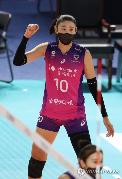 김연경 '승리 향해'(순천=연합뉴스) 정회성 기자 = 17일 전남 순천시 팔마체육관에서 열린 2022 순천·도드람컵 프로배구대회 여자부 조별예선 흥국생명과 GS칼텍스의 경기. 1세트 흥국생명 김연경이 동료 선수를 응원하고 있다. 2022.8.17 hs@yna.co.kr