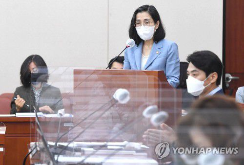 결산보고하는 김현숙 여성가족부 장관(서울=연합뉴스) 하사헌 기자 = 김현숙 여성가족부 장관이 18일 오전 서울 여의도 국회에서 열린 여성가족위원회 전체회의에서 2021회계연도 결산보고를 하고 있다. 2022.8.18 [국회사진기자단] toadboy@yna.co.kr