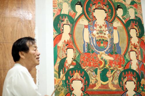 탱화 설명하는 권현규씨 (청주=연합뉴스) 천경환 기자 = 청주시 청원구 내덕동 작업실에서 단청장 기능 보유자인 권현규씨가 탱화에 대해 설명하고 있다. 2022.8.19. kw@yna.co.kr (끝)