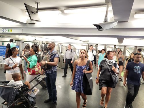 대낮에 언제나 붐비는 프랑스 파리 트로카데로 역(파리=연합뉴스) 현혜란 특파원 = 프랑스 파리하면 떠오르는 에펠탑을 볼 수 있는 트로카데로 광장에 가려면 지하철 6호선과 9호선이 지나는 트로카데로 역에 내려야 한다. 18일(현지시간) 오후 찾아간 트로카데로 역의 모습. 2022.8.18 runran@yna.co.kr