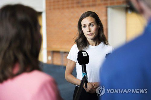 기자들에게 답하는 핀란드 총리(AFP=연합뉴스)