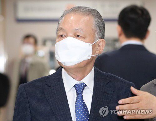 '세월호 보고 시간 조작' 김기춘 2심 속행 공판 출석세월호 보고 시간 조작 혐의를 받는 김기춘 전 대통령 비서실장이 2020년 4월 2일 오전 서울 서초구 서울고법에서 열린 2심 속행 공판에 출석하고 있다. [연합뉴스 자료사진]