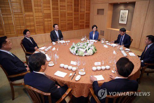 윤 대통령, 국회의장단 초청 만찬(서울=연합뉴스) 서명곤 기자 = 윤석열 대통령이 24일 오후 서울 용산 국방컨벤션에서 열린 국회의장단 초청 만찬에서 환담하고 있다.  왼쪽부터 시계방향으로 정진석 부의장, 박병석 국회의장, 윤 대통령, 김상희 부의장, 이춘석 국회 사무총장, 이진복 정무수석, 최영범 홍보수석, 김대기 비서실장.    2022.5.24 seephoto@yna.co.kr