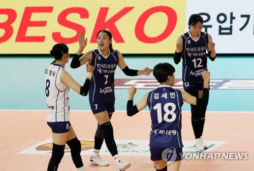 주먹 불끈 쥔 한국도로공사(순천=연합뉴스) 천정인 기자 = 19일 전남 순천시 팔마체육관에서 열린 2022 순천·도드람컵 프로배구대회 여자부 준결승 한국도로공사와 흥국생명의 경기. 1세트 한국도로공사 선수들이 득점한 뒤 기뻐하고 있다. 2022.8.19 iny@yna.co.kr