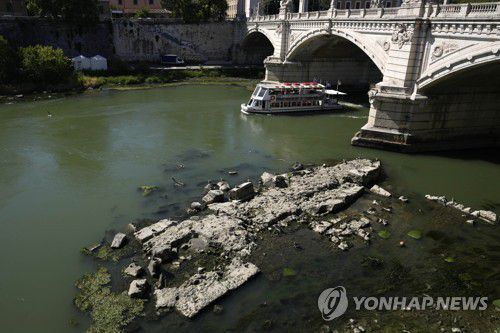 로마 비토리오 에마누엘레 2세 다리 밑 티베르강 다리 유적  [AP 연합뉴스 자료사진. 재판매 및 DB 금지]