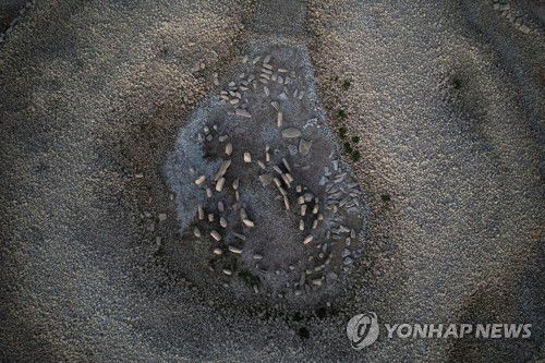 스페인 저수지에서 모습을 드러낸 '과달페랄의 고인돌'8월 3일(현지시간) 스페인 카세레스주 발데카나스 저수지에서 모습을 드러낸 고인돌 유적. [로이터 연합뉴스 자료사진. 재판매 및 DB 금지]