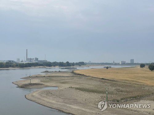 저수위로 저멀리까지 드러난 라인강 강가(뒤셀도르프[독일]=연합뉴스) 이율 특파원 = 저수위로 17일(현지시간) 라인강가가 저멀리까지 드러나 있다. 2022.8.21 yulsid@yna.co.kr