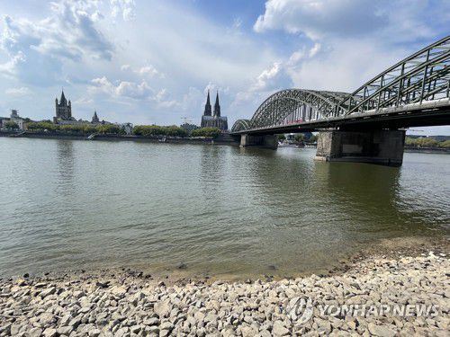 바닥 보이는 라인강(쾰른=연합뉴스) 이율 특파원 = 16일 라인강 강가에서 바라본 쾰른대 성당. 수위 저하로 강바닥을 볼 수 있다. 2022.8.21 yulsid@yna.co.kr