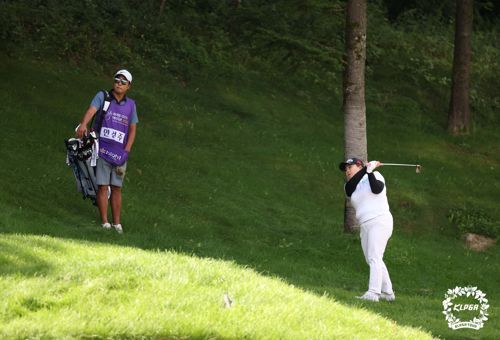 트러블샷 하는 안선주(서울=연합뉴스) 안선주가 21일 강원 정선에 위치한 하이원리조트CC에서 열린 한국여자프로골프(KLPGA) 투어 '하이원리조트 여자오픈 2022' 4라운드 2번 홀에서 트러블샷하고 있다. 2022.8.21      [KLPGA 제공. 재판매 및 DB 금지] photo@yna.co.kr