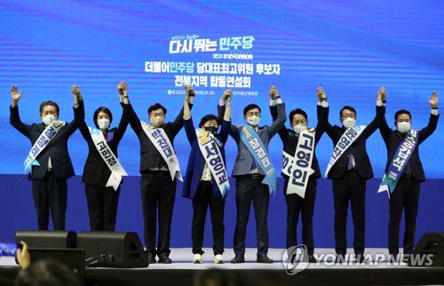 손 들어 인사하는 민주당 최고위원 후보들(전주=연합뉴스) 임채두 기자 = 20일 오후 전주 화산체육관에서 열린 더불어민주당 '당대표·최고위원 후보 전북 지역 합동연설회'에서 최고위원 후보들이 인사하고 있다.     왼쪽부터 정청래, 고민정, 박찬대, 서영교, 장경태, 고영인, 윤영찬, 송갑석 후보. 2022.8.20 doo@yna.co.kr